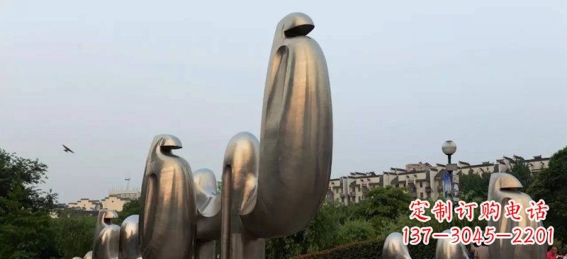 荆州不锈钢广场上的骆驼雕塑