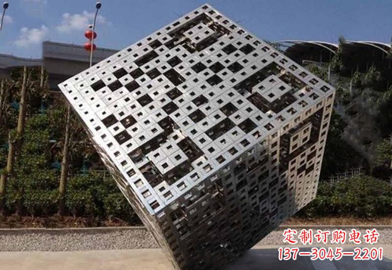荆州不锈钢广场上的魔方雕塑