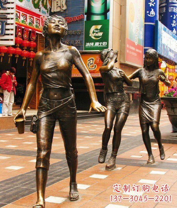 荆州步行街逛街的女孩人物铜雕