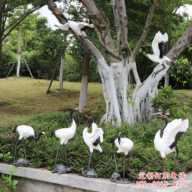 荆州美丽的仙鹤雕塑