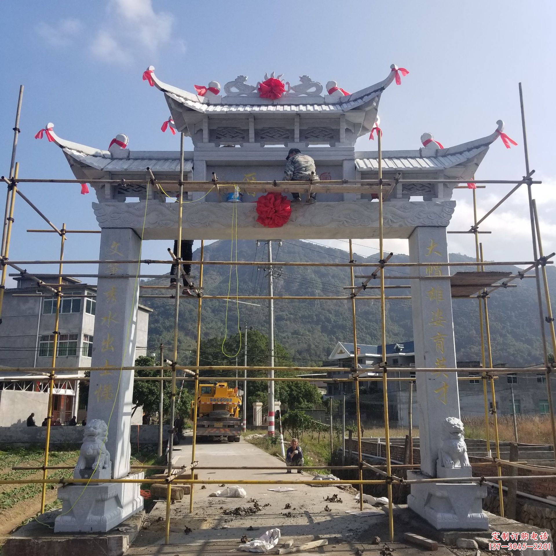 荆州村口单门石牌坊