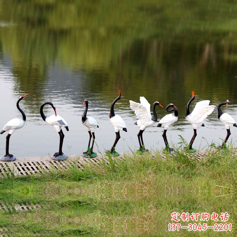 荆州仿真仙鹤玻璃钢水景雕塑摆件-公园水池水塘琥珀动物雕塑