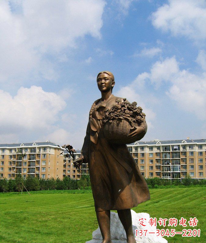 荆州传统精美少数民族雕塑——抱花篮的少数民族女孩