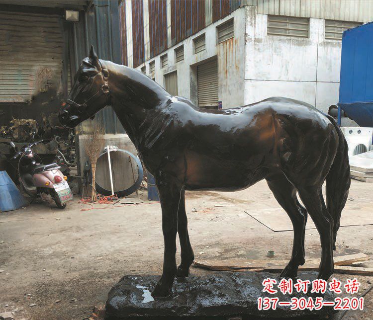 荆州玻璃钢仿铜雕塑栩栩如生的飞奔骏马