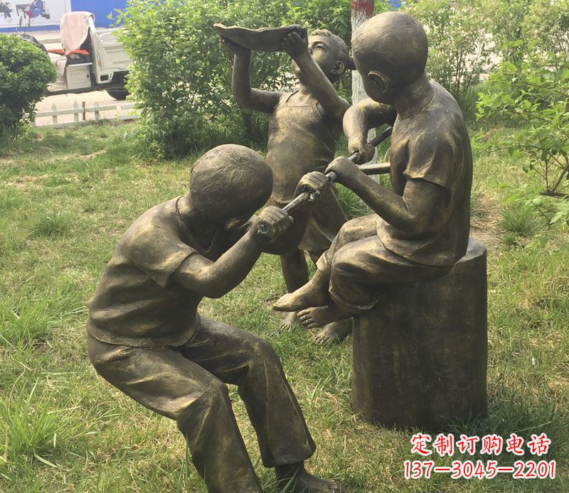 荆州公园玩水的儿童铜雕