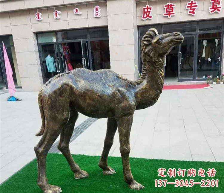 荆州公园小骆驼动物铜雕 (2)