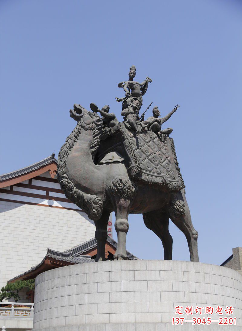 荆州广场古代人物骑骆驼铜雕