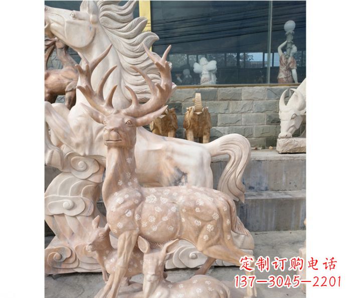 荆州展现自然风采的梅花鹿石雕