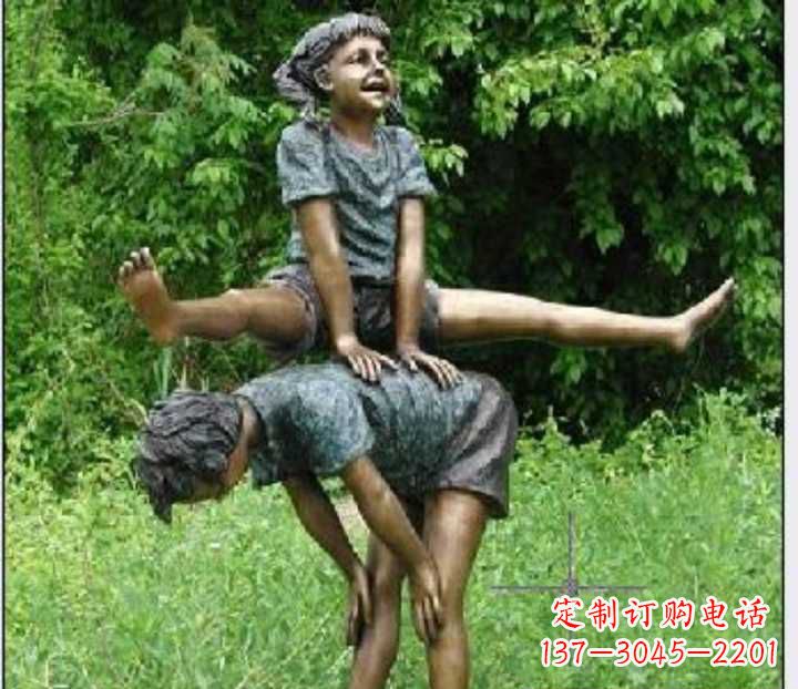 荆州玩跳山羊的儿童铜雕