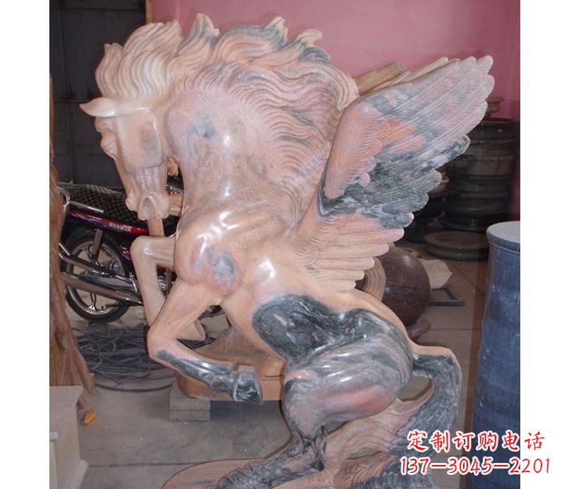 荆州晚霞红奔马石雕