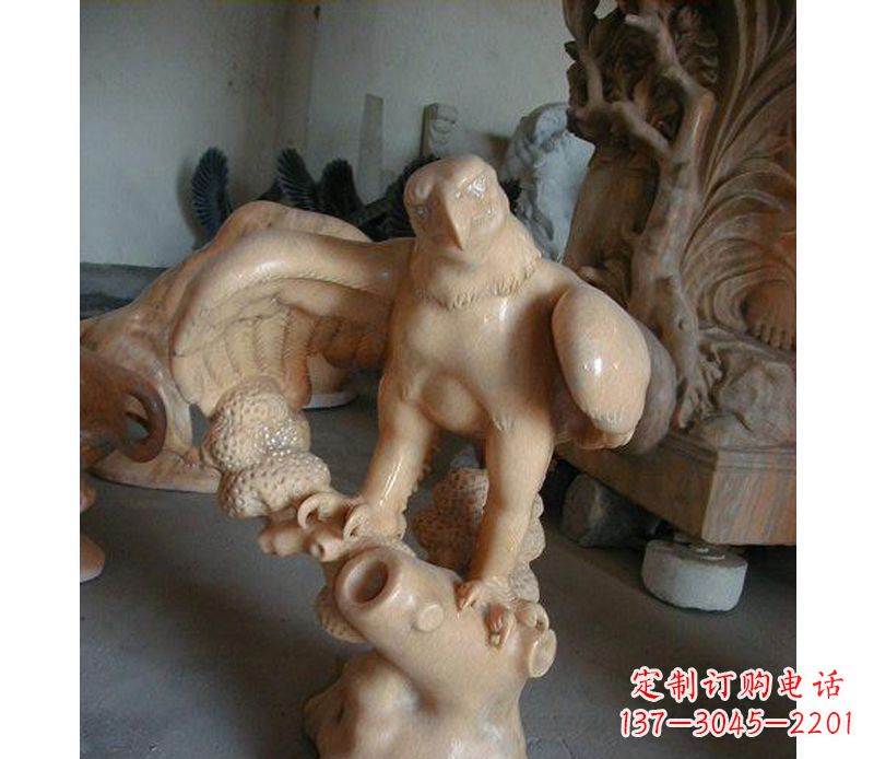 荆州晚霞红老鹰石雕