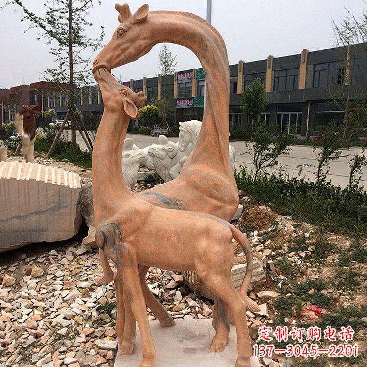 荆州晚霞红石雕长颈鹿-校园公园母子亲情景观雕塑