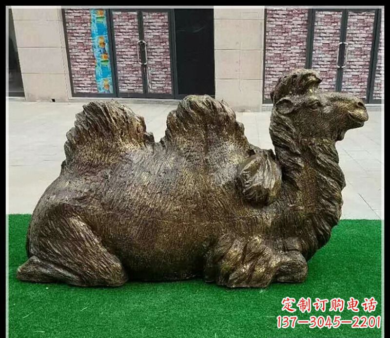 荆州卧在草地的骆驼铜雕