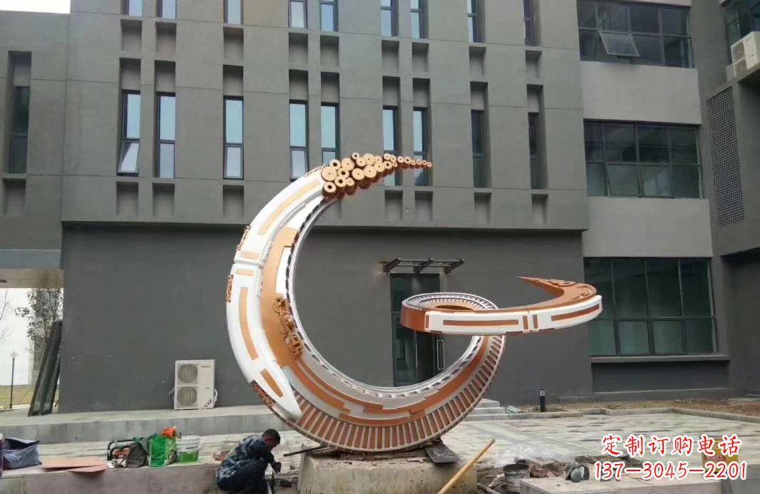 荆州小区抽象不锈钢月亮雕塑
