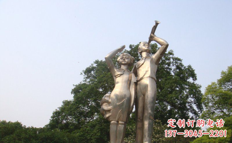 荆州校园吹军号敬礼的小学生人物景观铜雕