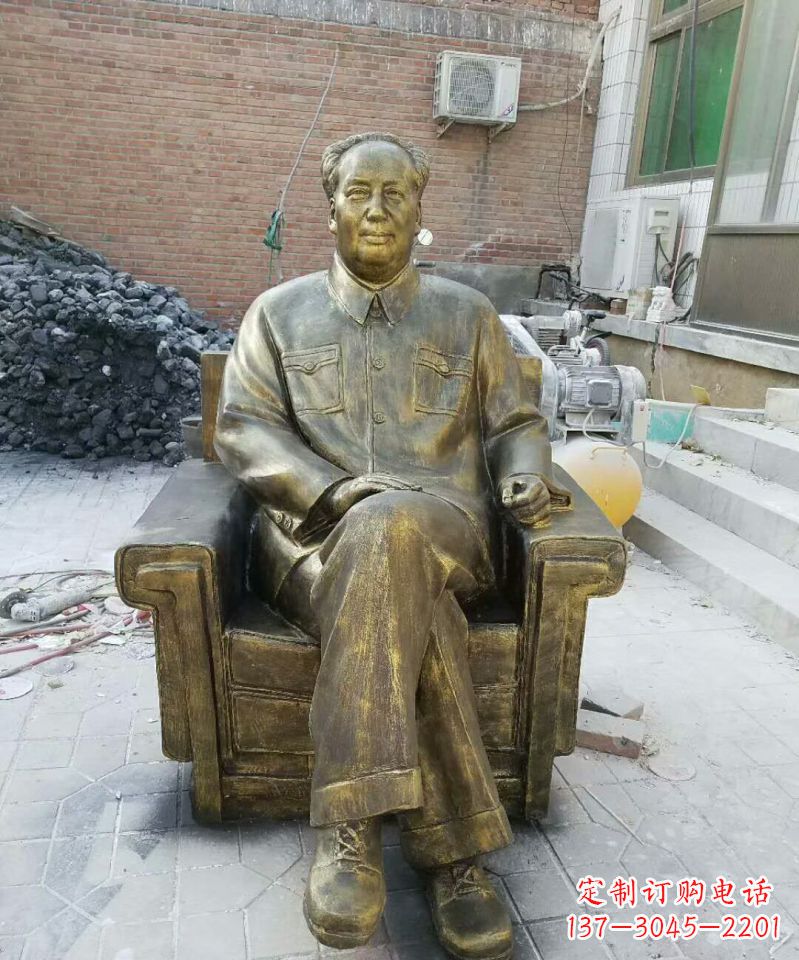 荆州坐沙发的毛主席铜雕