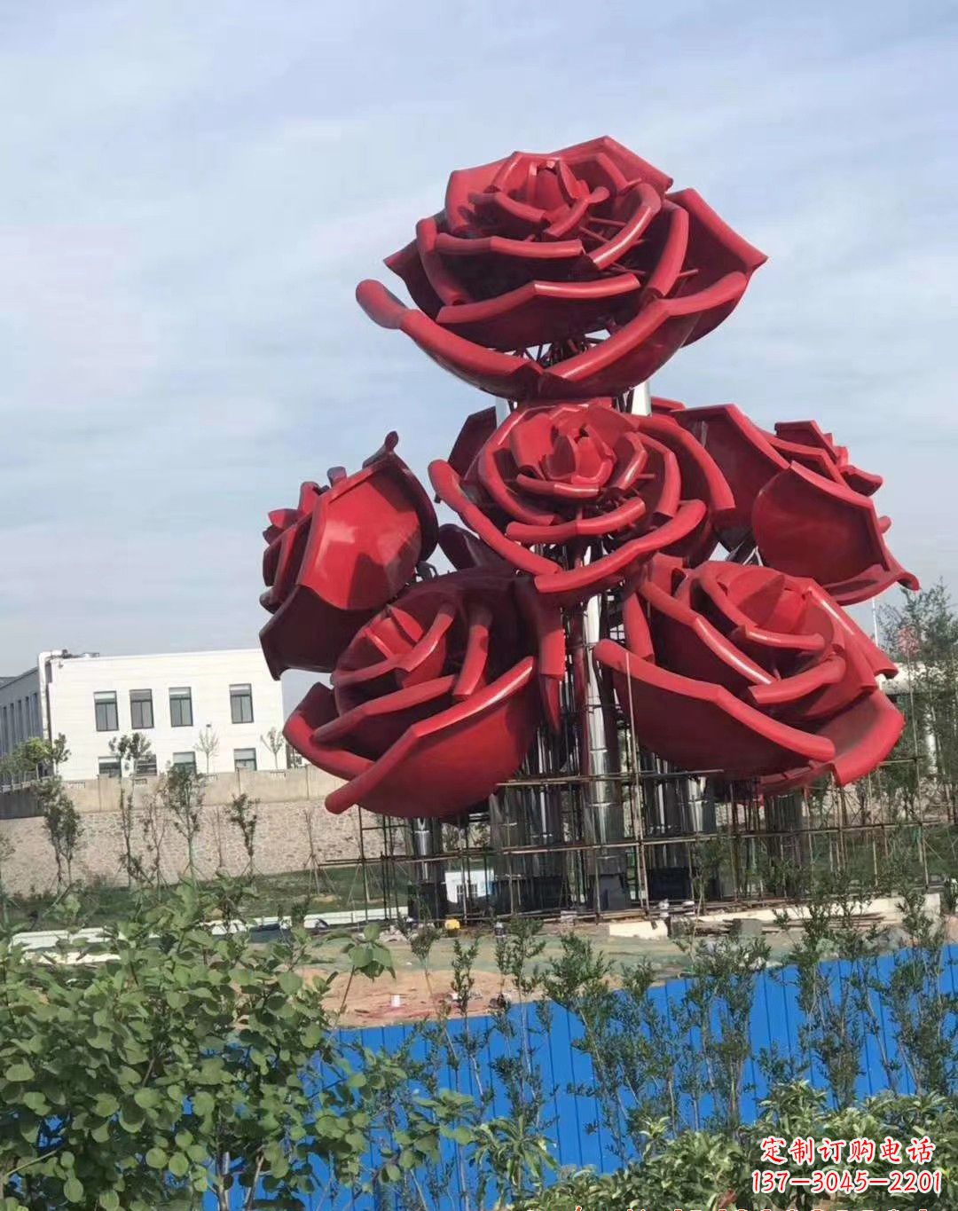 荆州玫瑰花雕塑-广场创意不锈钢红色玫瑰花雕塑